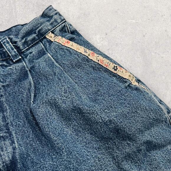 โ
Northern Reflections (Vintage) High-Waisted Blue Jeans w/ Floral Pockets โ
- Picture 3 of 7